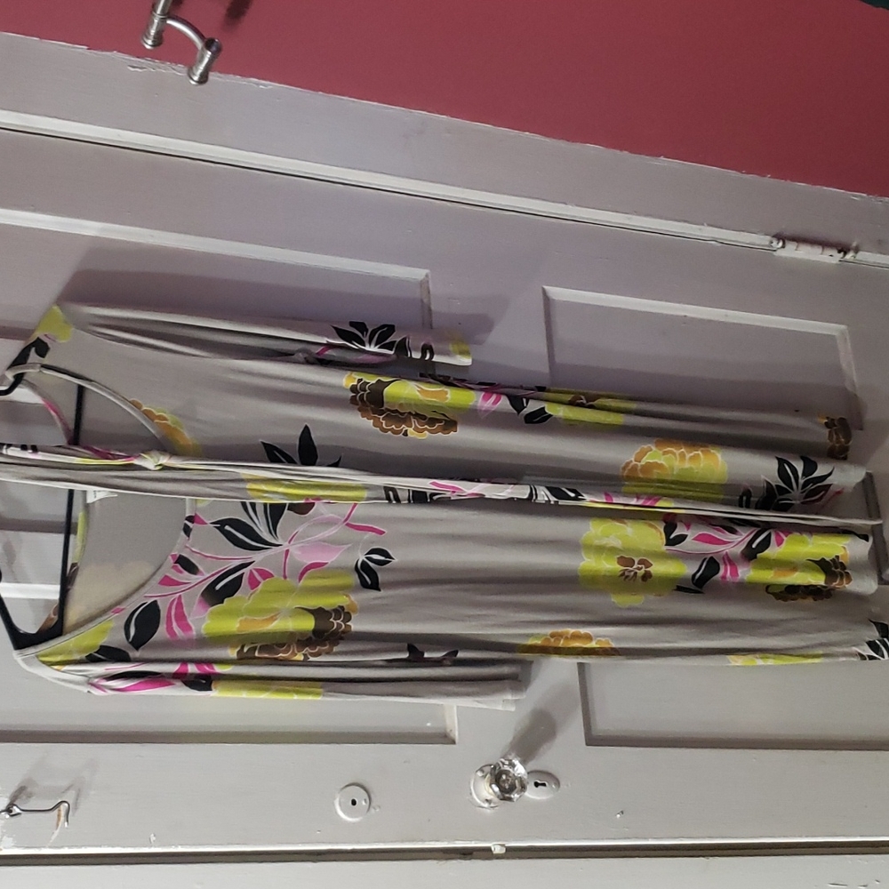 Old Navy Dress.  Multi Color. Size XL. LIKE Brand New. Very Pretty Colors